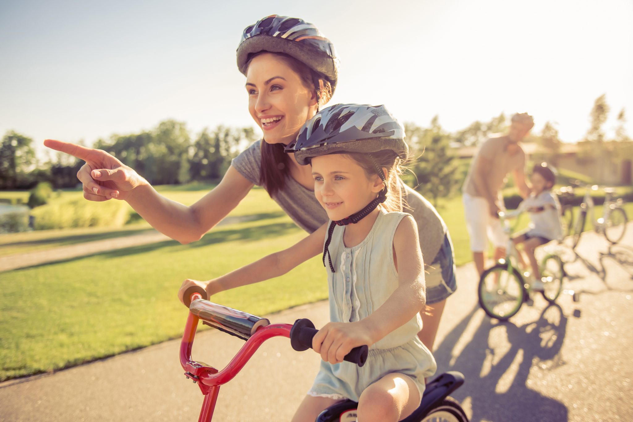 Mamma e bambina bici rischio